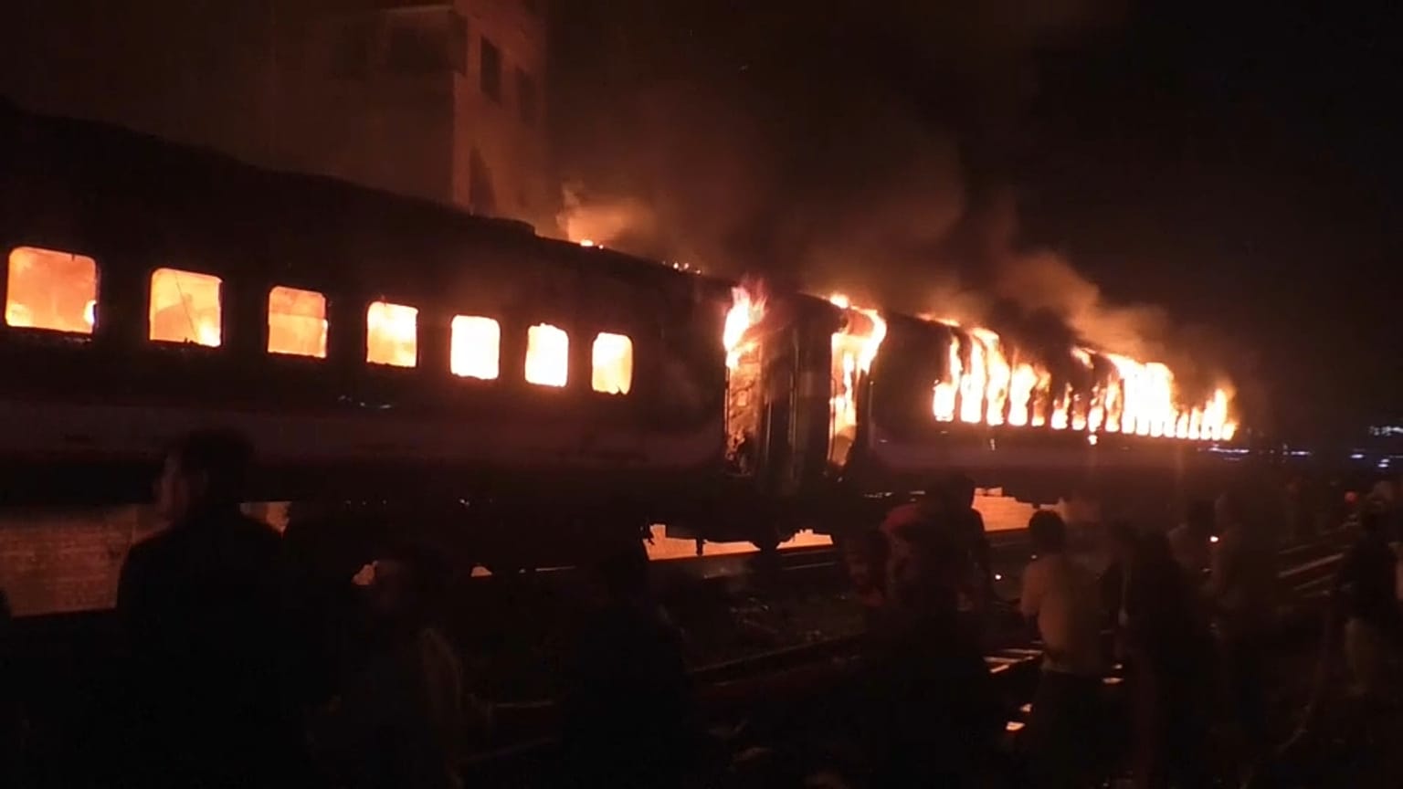 الحريق بقطار في بنغلاديش