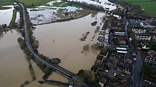 İngiltere'nin güneyindeki  Pulborough, West Sussex'te yaşanan su baskınının havadan görünüşü