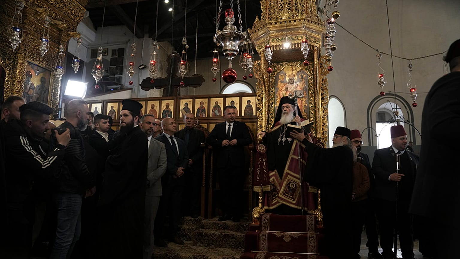 III. Teofilosz jeruzsálemi görög pátriárka misét tart Ciszjordániában, a betlehemi Születés Templomában 2024. január 6-án
