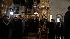 III. Teofilosz jeruzsálemi görög pátriárka misét tart Ciszjordániában, a betlehemi Születés Templomában 2024. január 6-án