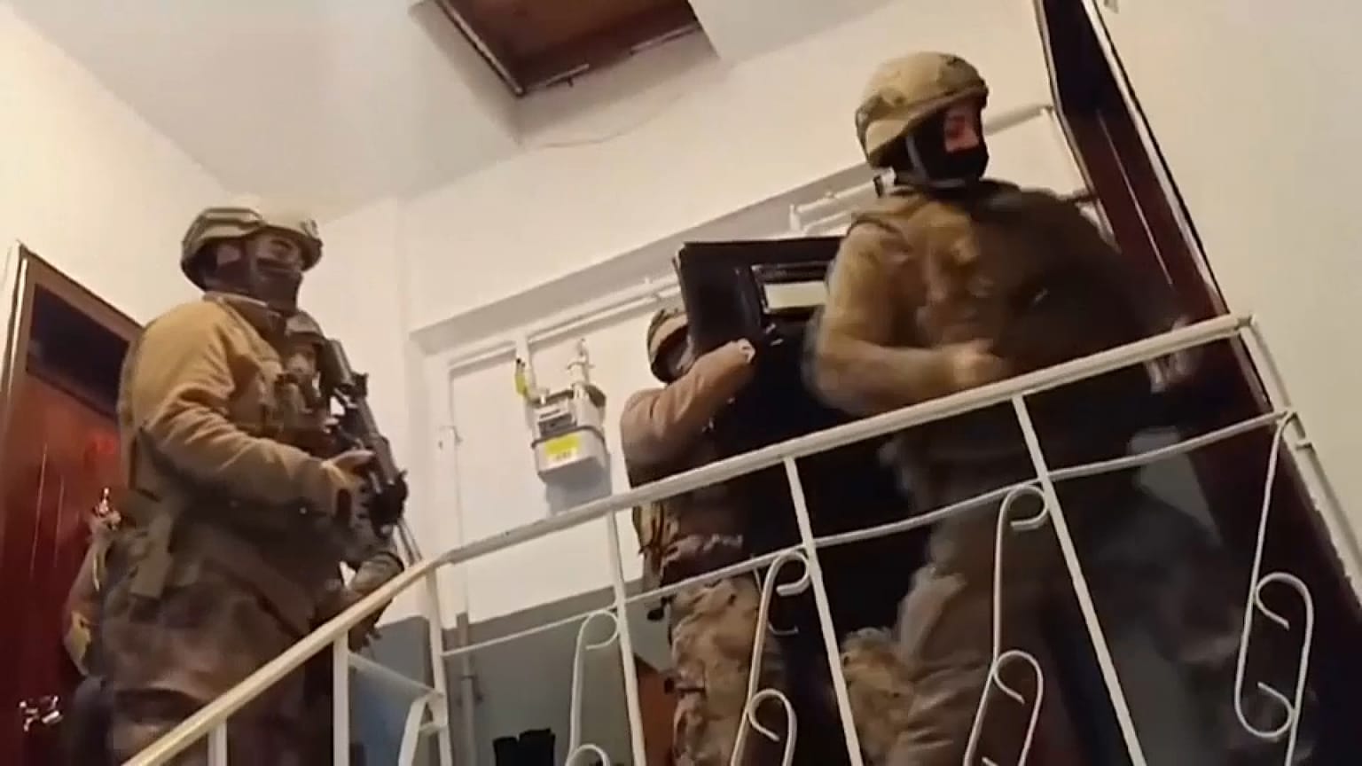 قوات تركية تداهم إحدى الشقق السكنية