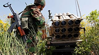 İsrail sınırına yakın noktada bulunan Lübnan merkezli Hizbullah savaşçısı (arşiv)