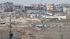 Izraeli katonák a gázai Sudzsajja negyed felé tartanak Dél-Izraelből 2023. december 21-én