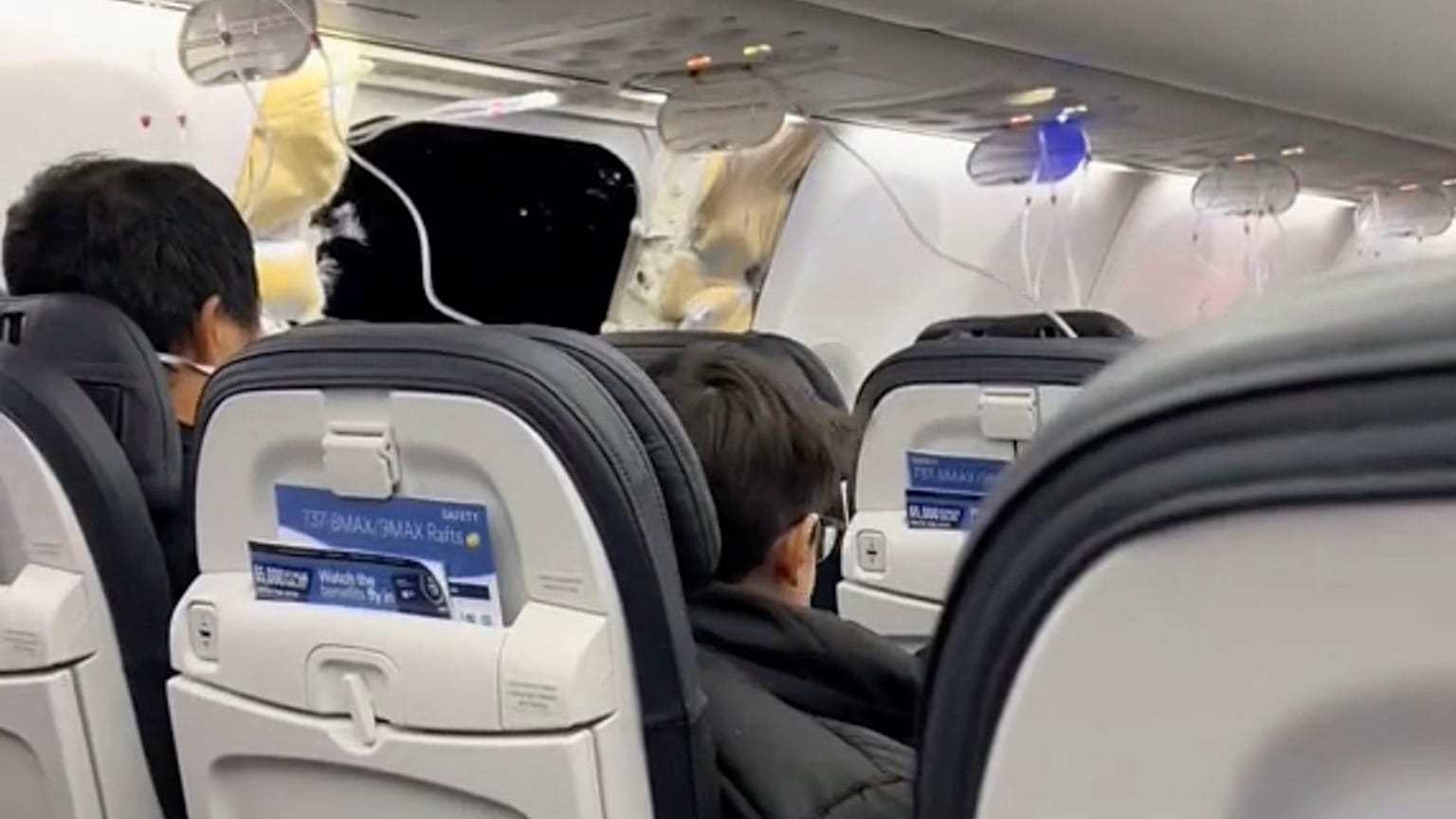 Boeing 737 MAX 9 с вырванной аварийной дверью