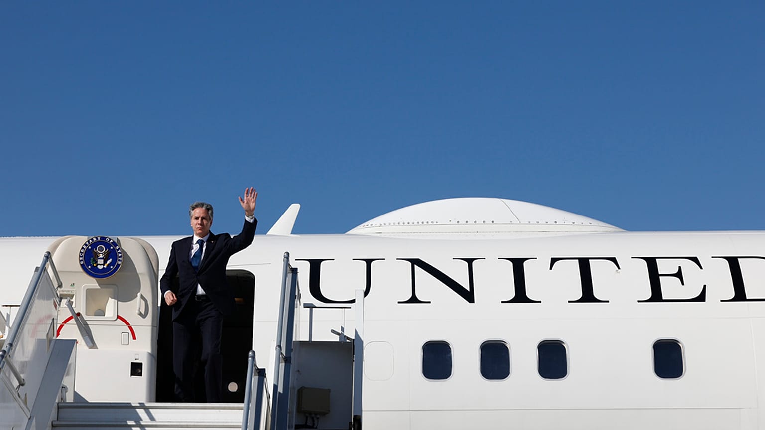 US Secretary of State Antony Blinken boards a plane on his way do Doha, Qatar, 7 Jan. 2024. 