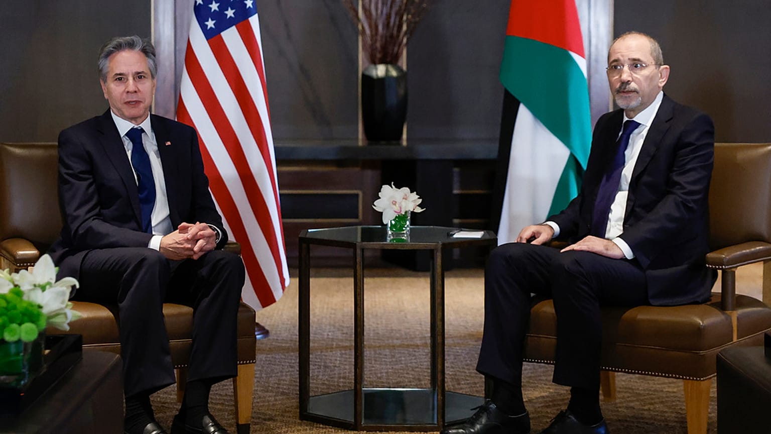 Blinken com o chefe da diplomacia da Jordânia, Ayman Safadi 