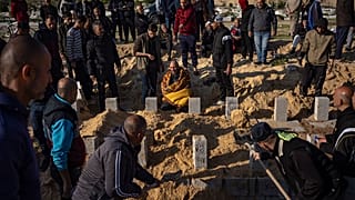 فلسطينيون يدفنون أقاربهم الذين قتلوا في القصف الإسرائيلي على غزة، في مقبرة في رفح