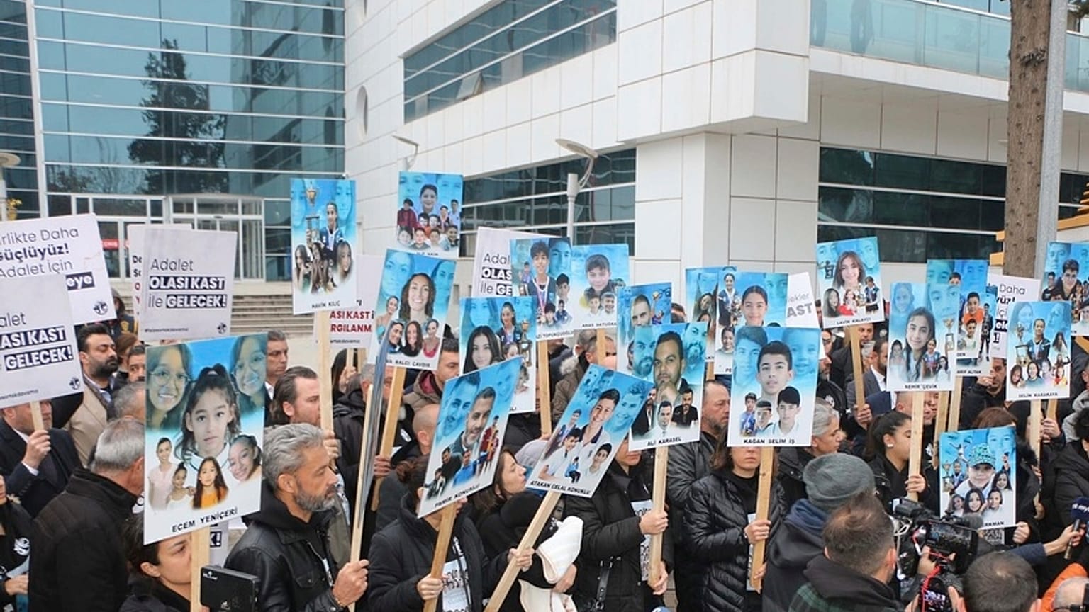 Adıyaman İsias Oteli'nin yıkılması sonucu hayatını kaybeden öğrencilerin yakınları mahkeme önünde öğrencilerin fotoğraflarıyla donatılan pankartlar taşıdı