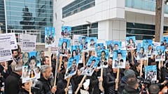 Adıyaman İsias Oteli'nin yıkılması sonucu hayatını kaybeden öğrencilerin yakınları mahkeme önünde öğrencilerin fotoğraflarıyla donatılan pankartlar taşıdı