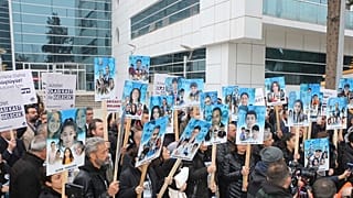 Adıyaman İsias Oteli'nin yıkılması sonucu hayatını kaybeden öğrencilerin yakınları mahkeme önünde öğrencilerin fotoğraflarıyla donatılan pankartlar taşıdı