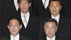 Eski Japonya Eğitim Bakan Yardımcısı Yoşitaka Ikeda (sağ arkada), Tokyo Savcılığı'nın cezai soruşturması kapsamında gözaltına alındı