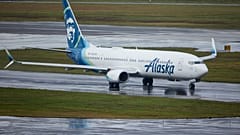 Az Alaska Airlines Boeing 737-900 gépe a portlandi nemzetközi repülőtéren 2024. január 6-án