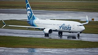 Az Alaska Airlines Boeing 737-900 gépe a portlandi nemzetközi repülőtéren 2024. január 6-án