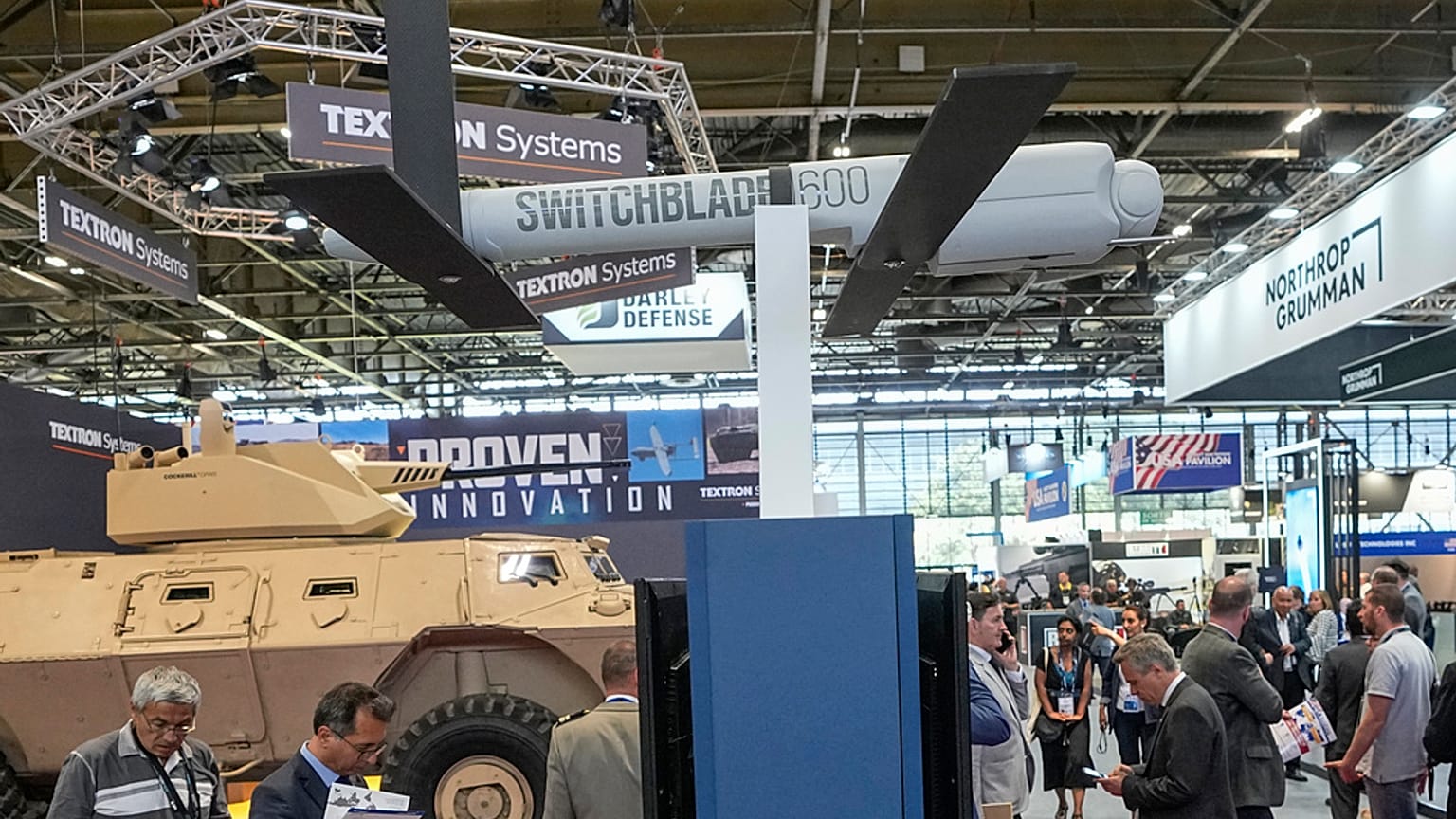Fransa'nın başkenti Paris'teki savunma fuarındaki ABD'li savunma şirketlerinin bulunduğu alan (arşiv)