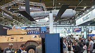 Fransa'nın başkenti Paris'teki savunma fuarındaki ABD'li savunma şirketlerinin bulunduğu alan (arşiv)
