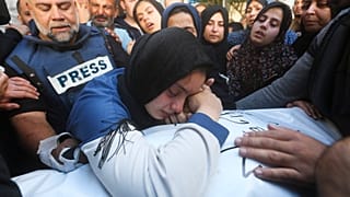 «وائل الدحدوح»، خبرنگار الجزیره و بستگان در سوگ حمزه الدحدوح که در حمله ۷ ژانویه اسرائیل در غزه کشته شد، AP
