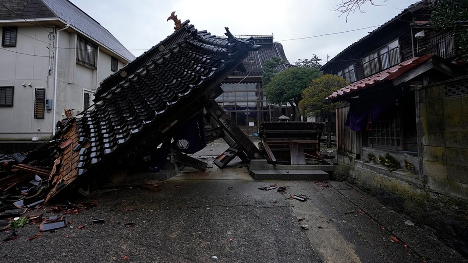 A megrongálódott templom egy része látható Wajimában, a Japán-tengerre néző Noto-félszigeten, Tokiótól északnyugatra, 2024. január 7-én, vasárnap.