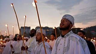 يشارك الإثيوبيون في الاحتفالات الشعبية بعيد الميلاد.. يرتدون اللباس الأبيض ويطوفون حاملين الشموع.