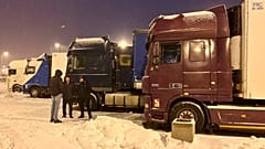 Архив: украинские водители грузовиков ожидают пересечения границы с Польшей в Корчове, декабрь 2023 г.