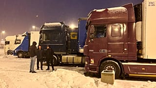 Архив: украинские водители грузовиков ожидают пересечения границы с Польшей в Корчове, декабрь 2023 г.