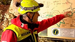 Imagen de uno de los rescatadores an la entrada a la cueva.