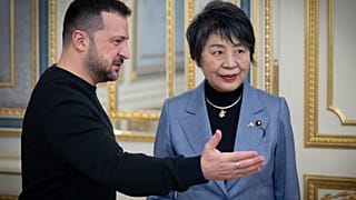 Президент Украины Владимир Зеленский приветствует министра иностранных дел Японии Йоко Камикаву в Киеве, 7 января 2024 г.
