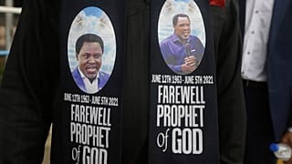 Temitope Balogun Joshua arcképe egy sálon
