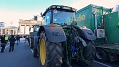 Ein Traktor wird aus Protest vor dem Brandenburger Tor geparkt, Berlin, Montag, 8\. Januar 2024\. 