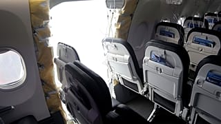 Cette photo publiée par le National Transportation Safety Board montre un trou béant à l'emplacement de la porte dans le fuselage du vol Alaska Airlines.
