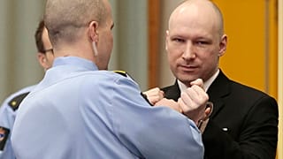 Anders Behring Breivik ve avukatı Marte Lindholm, 8 Ocak Pazartesi günü Oslo Bölge Mahkemesi'nde davası görülürken