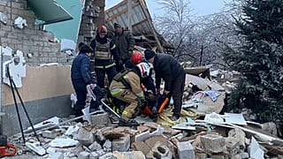 Equipos de rescate ayudan a un herido después de que los ataques rusos destruyeran viviendas en Novomoskovsk, cerca de Kryvyi Rih (Ucrania) este lunes 8 de enero