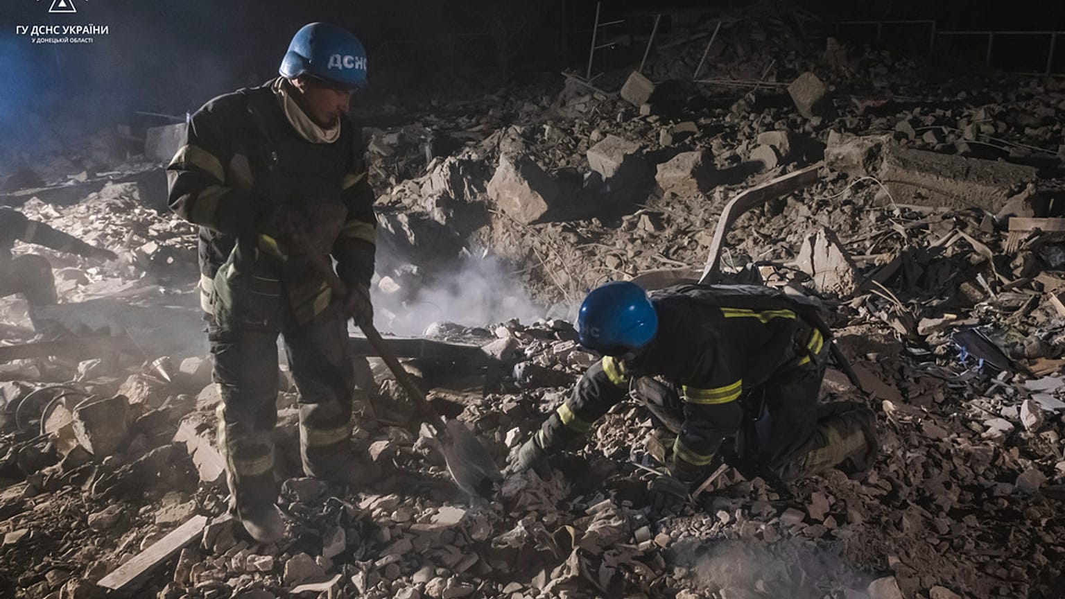 Equipas de bombeiros procuram por sobreviventes nos escombros