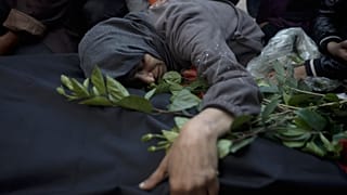 Palestinos lloran a sus familiares muertos en el bombardeo israelí de la Franja de Gaza ante un depósito de cadáveres en Khan Younis el domingo 24 de diciembre de 2023.