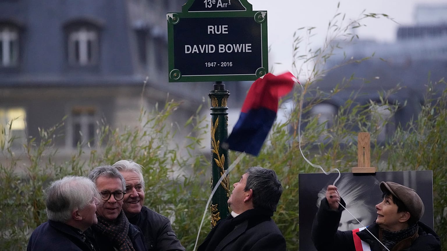 A David Bowie utca táblája Párizsban.
