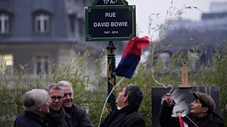 A David Bowie utca táblája Párizsban.