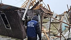 A Harkivi területi ügyészség által közreadott képen romba dőlt ház 2024. január 8-án, miután orosz rakétatámadás érte a terület azonos nevű székvárosát.