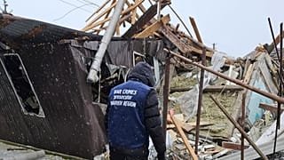 A Harkivi területi ügyészség által közreadott képen romba dőlt ház 2024. január 8-án, miután orosz rakétatámadás érte a terület azonos nevű székvárosát.