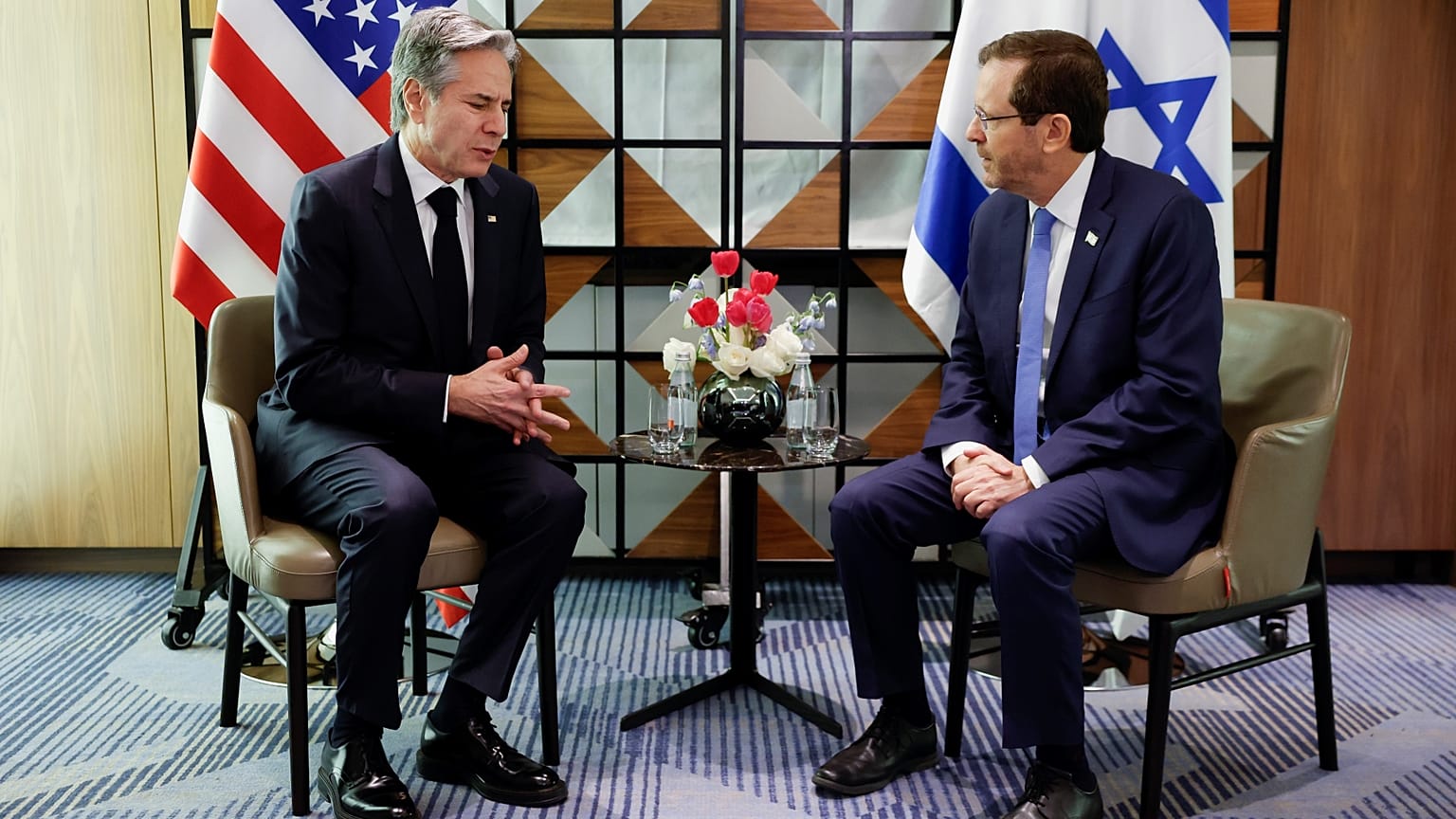Le secrétaire d'État américain Antony Blinken, à gauche, rencontre le président israélien Isaac Herzog, à droite, à Tel Aviv, Israël, mardi 9 janvier 2024,