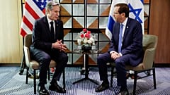 Le secrétaire d'État américain Antony Blinken, à gauche, rencontre le président israélien Isaac Herzog, à droite, à Tel Aviv, Israël, mardi 9 janvier 2024,