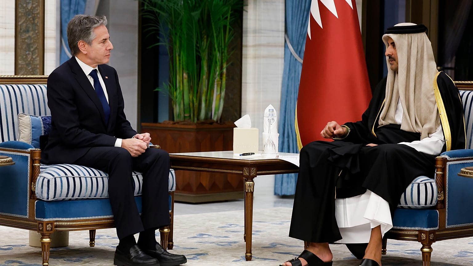 El secretario de Estado de Estados Unidos, Antony Blinken, y el emir jeque Tamim Bin Hamad Al Thani de Catar, en Catar, el 7 de enero de 2024.