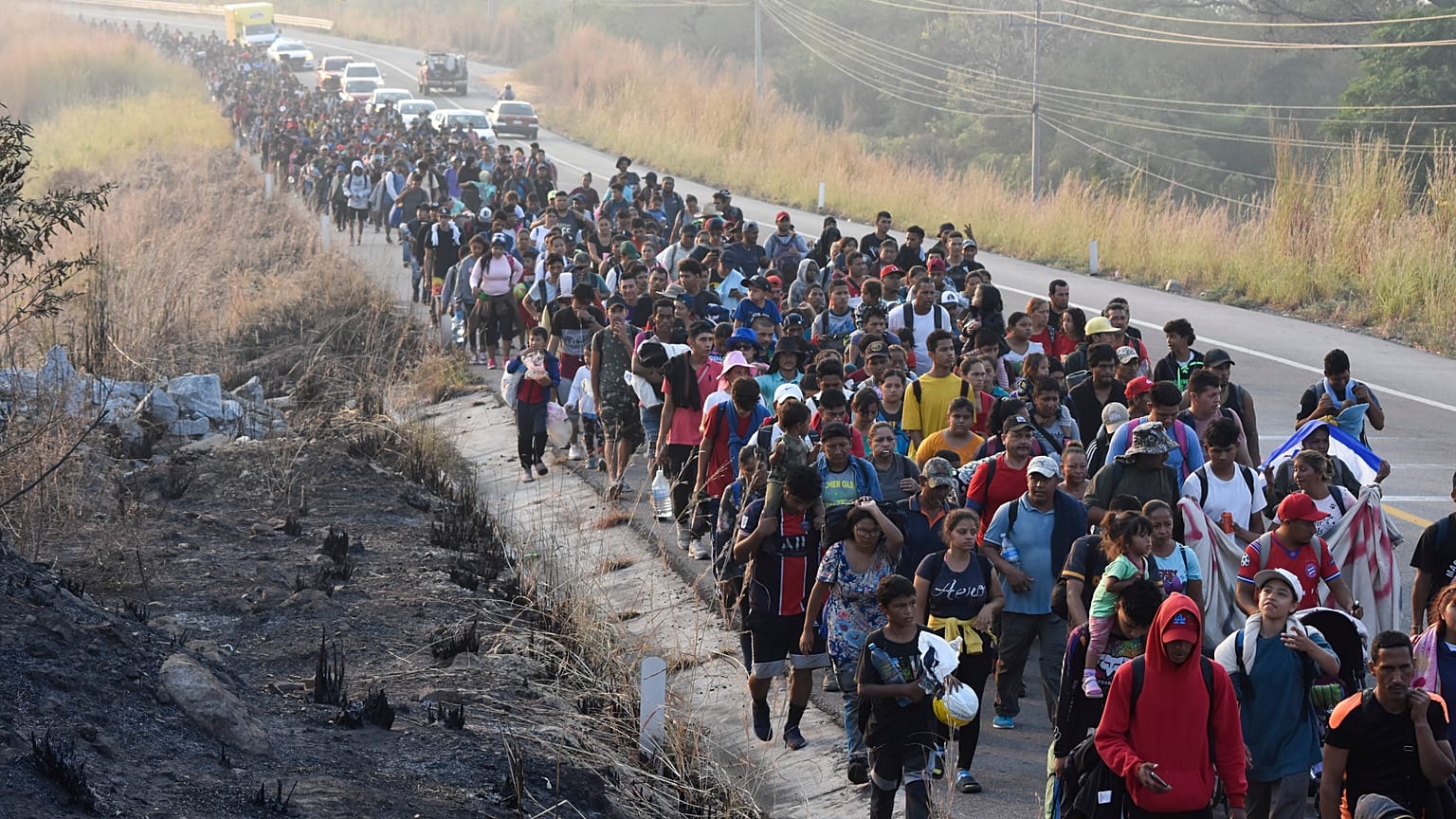 Migránsok vonulnak a dél-mexikói Arriagán keresztül vezető autópályán 2024. január 8-án.