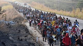 Migránsok vonulnak a dél-mexikói Arriagán keresztül vezető autópályán 2024. január 8-án.