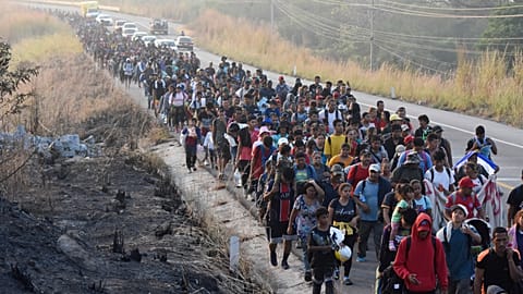 Migrantes caminan por la carretera que atraviesa Arriaga, estado de Chiapas en el sur de México, el 8 de enero de 2024.