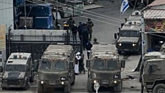 قوات إسرائيلية تعتقل رجالاً فلسطينيين خلال مداهمة عسكرية في مخيم نور شمس للاجئين في طولكرم  في 3 يناير 2024.