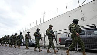 Soldados se disponen a entrar en una prisión de Quito el lunes, después de que el domingo se reportase la desaparición de "Fito" de una cárcel de Guayaquil