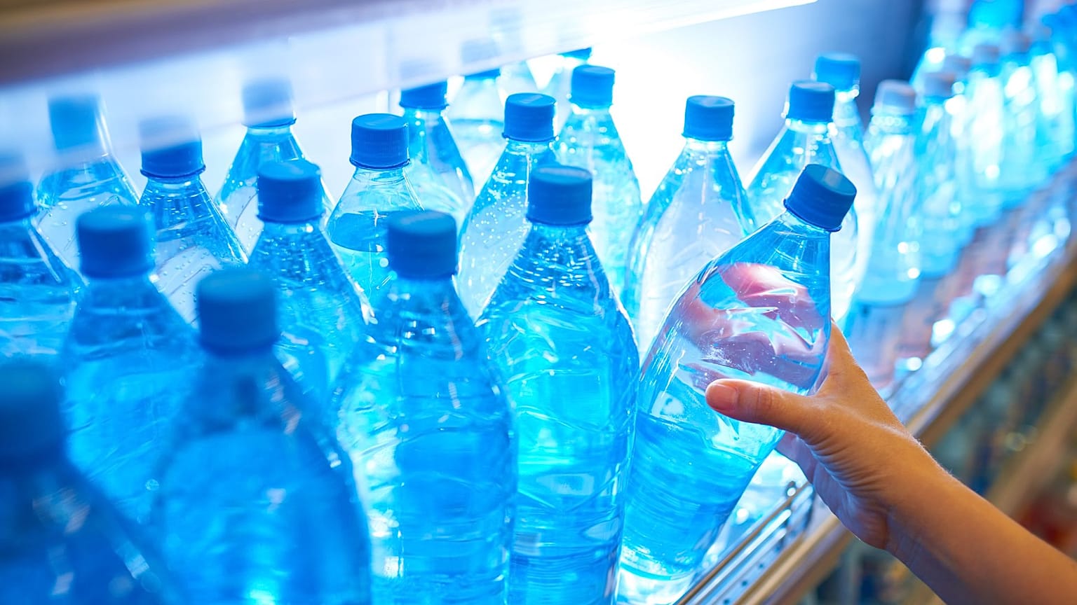 El agua embotellada contiene un cuarto de millón de diminutos trozos de plástico por litro, según revela un nuevo estudio.