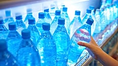 Neue Forschungsergebnisse zeigen, dass Wasser in Flaschen eine Viertelmillion winziger Plastikteile pro Liter enthält.