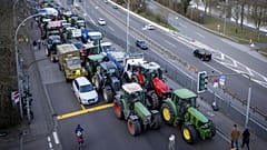 Tiltakozó gazdák traktorjai állják el az utat Saarbrückenben