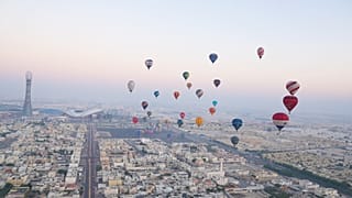 الاستمتاع بموسم الشتاء في قطر، من التقاليد البحرية إلى مناطيد الهواء