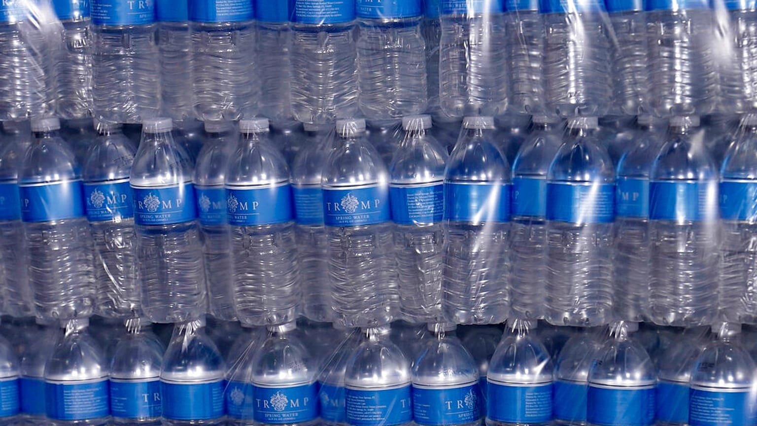 Şişelenmiş sularda plastik parçalar